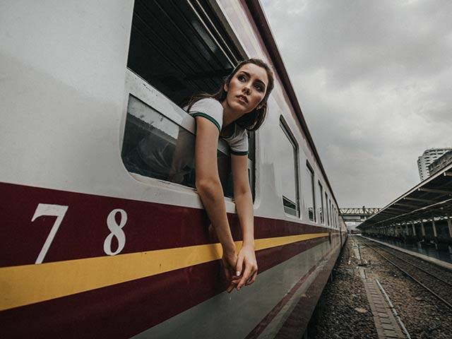 Kvinna tittar ut från tågvagn