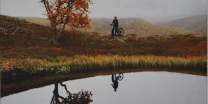 Man på cykel i naturen en höstdag