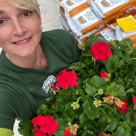 Lisa Holmberg bland blommor